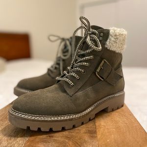 Universal Threads Army Green boot w/Sherpa & Buckle detailing - Womens Size 8